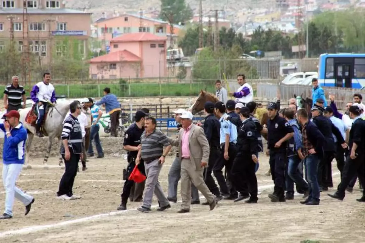 Bayburt\'ta Ciritli Kutlamada Hakem Saldırıya Uğradı