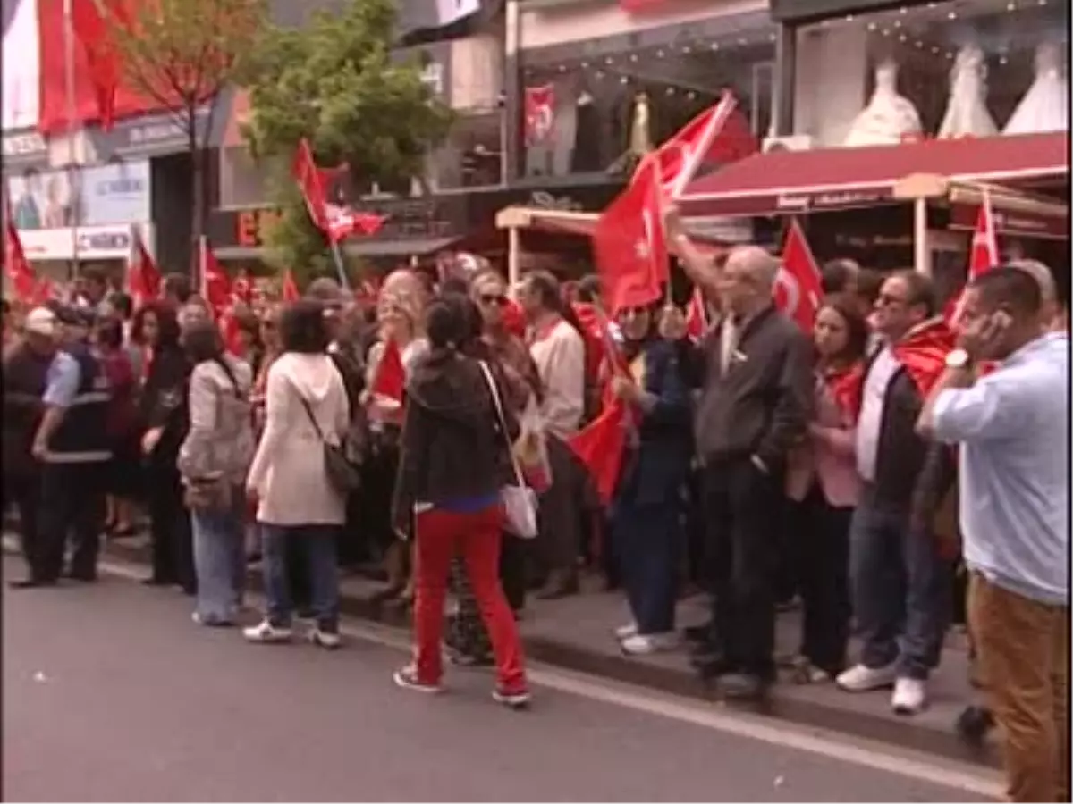 Bayrağını Alan Şişli\'ye Koştu Şişli Belediye Başkanı Mustafa Sarıgül\'ün \'Bayrağını Al, Bayramına...