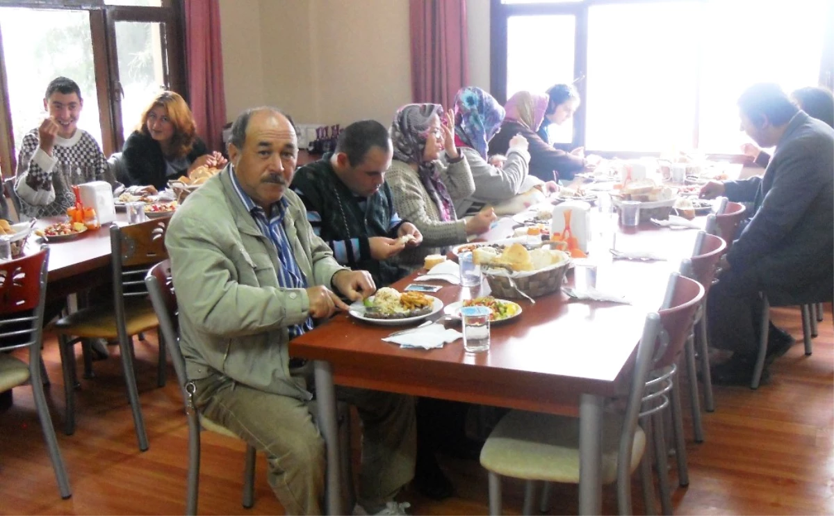 Beydağ Belediyesi\'nden Engelli Ailelerine Öğle Yemeği