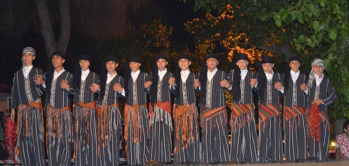 Buca\'da Sokakta Dans Gösterisi