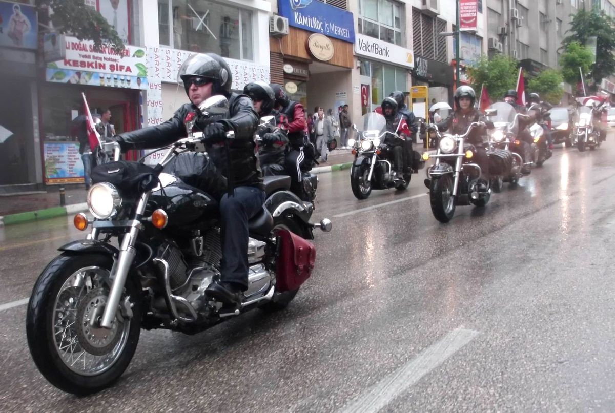 Bursa\'da 250 Motorcu Yağmura Rağmen Caddelerde Şov Yaparak 19 Mayıs\'ı Kutladı