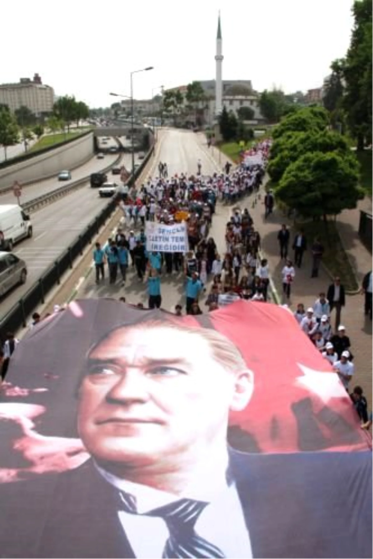 Bursa\'da da 19 Mayıs Atatürk\'ü Anma Gençlik ve Spor Bayramı İlk Kez Resmi Törensiz Kutlandı