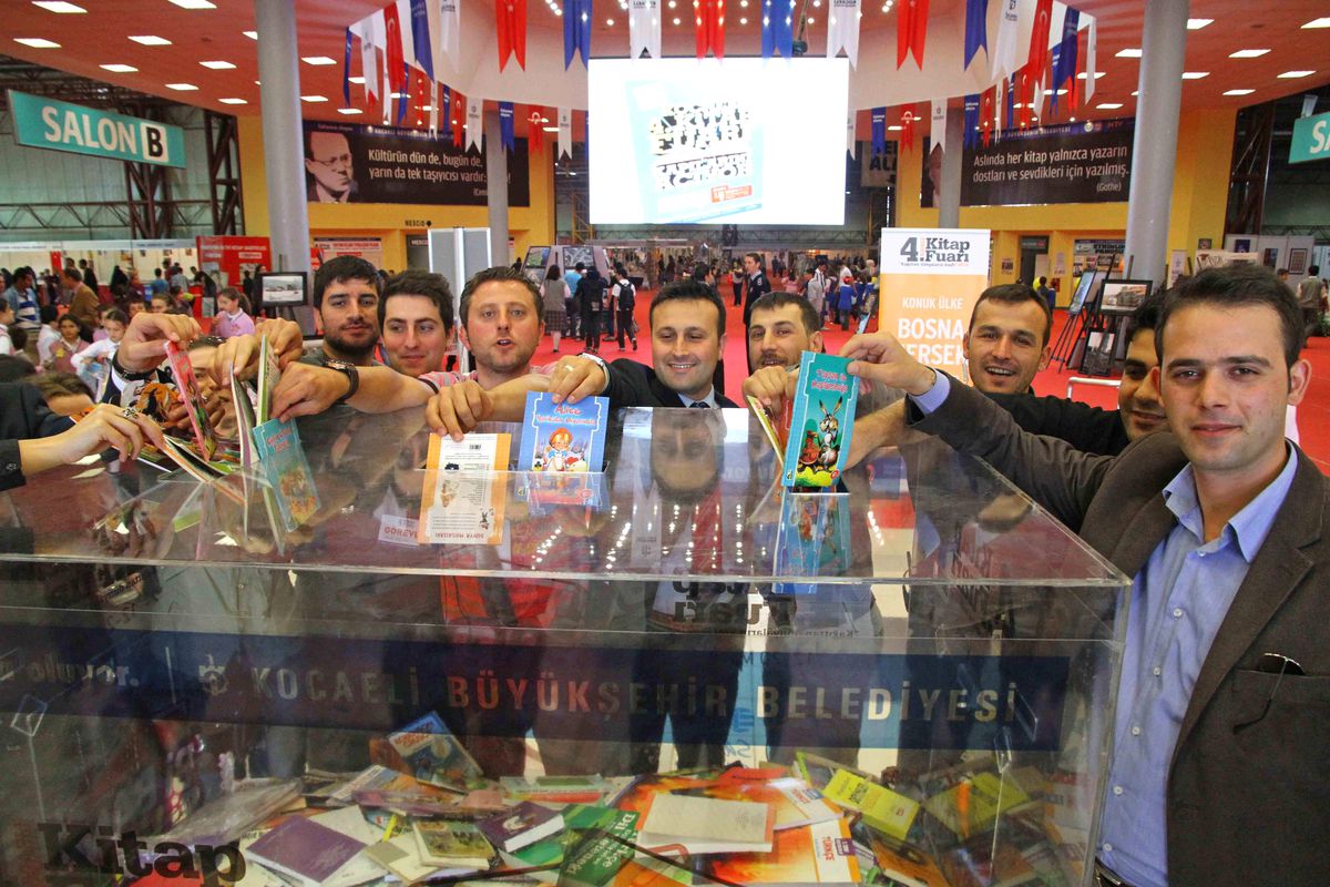 Büyükşehir Personeli de Van\'a Kitap Bağışladı