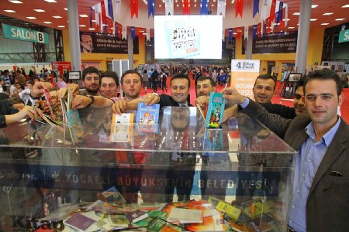 Büyükşehir Personeli de Van\'a Kitap Bağışladı