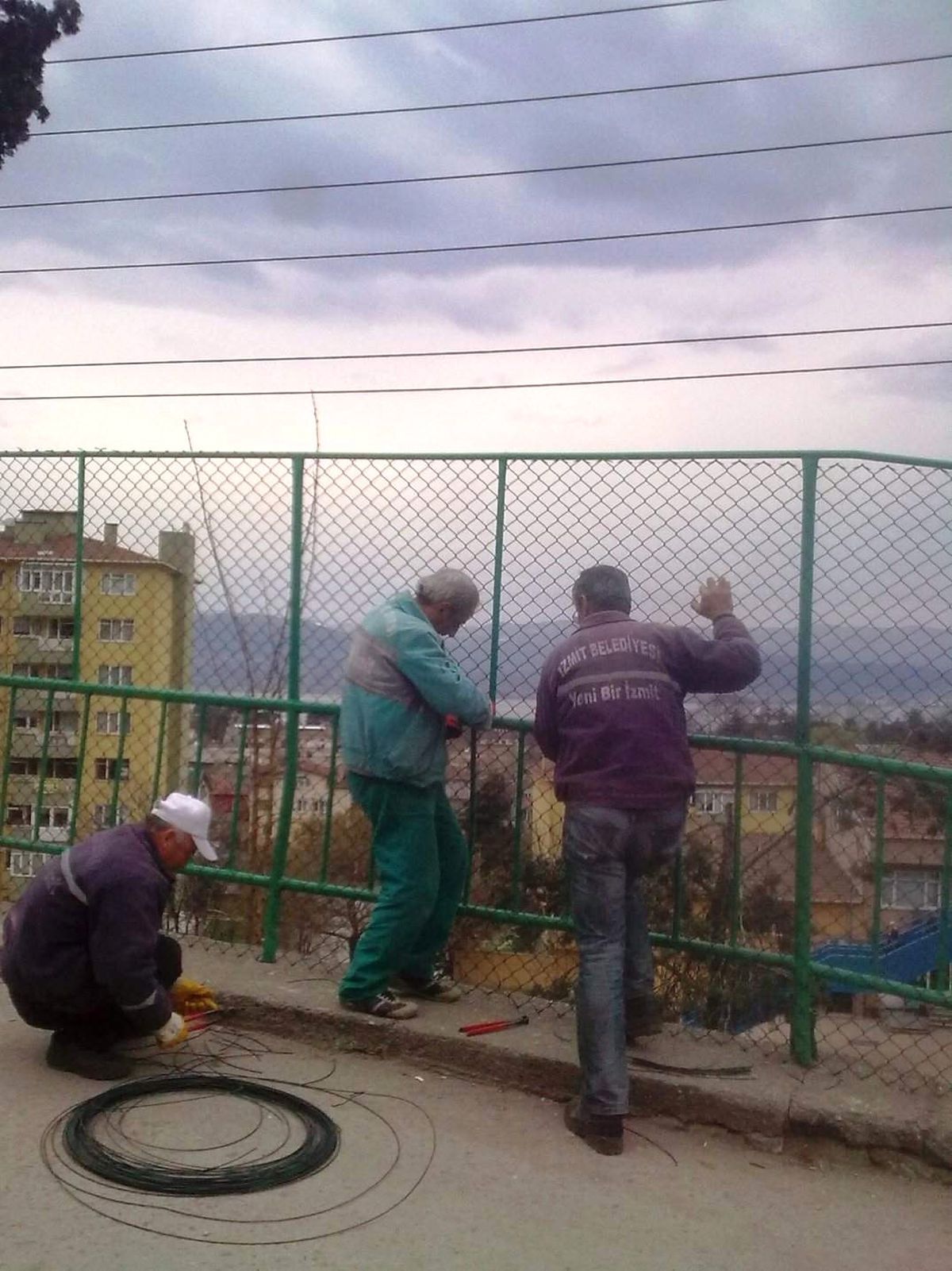 Cami Çevresine Tel Örgü