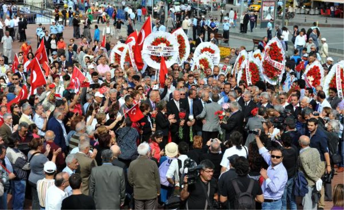 Çelenk Yasağının Uygulanmadığı Antalya\'daki Kutlamalarda Bakan Günay\'a Tepki