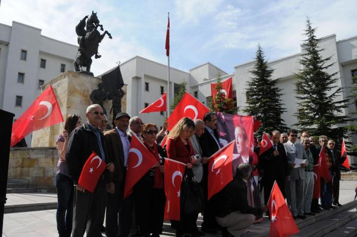CHP\'den Çelenk Protestosu