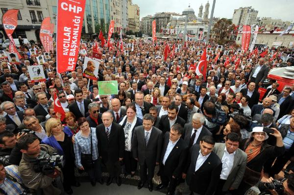 CHP\'liler 19 Mayıs\'ı Cumhuriyet Anıtı\'nda Kutladı