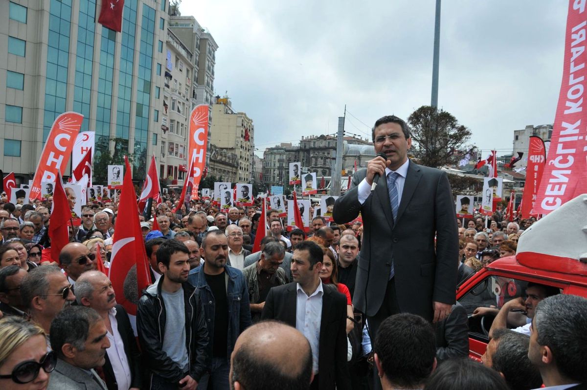 CHP'lilerden Taksim'de 19 Mayıs Kutlaması