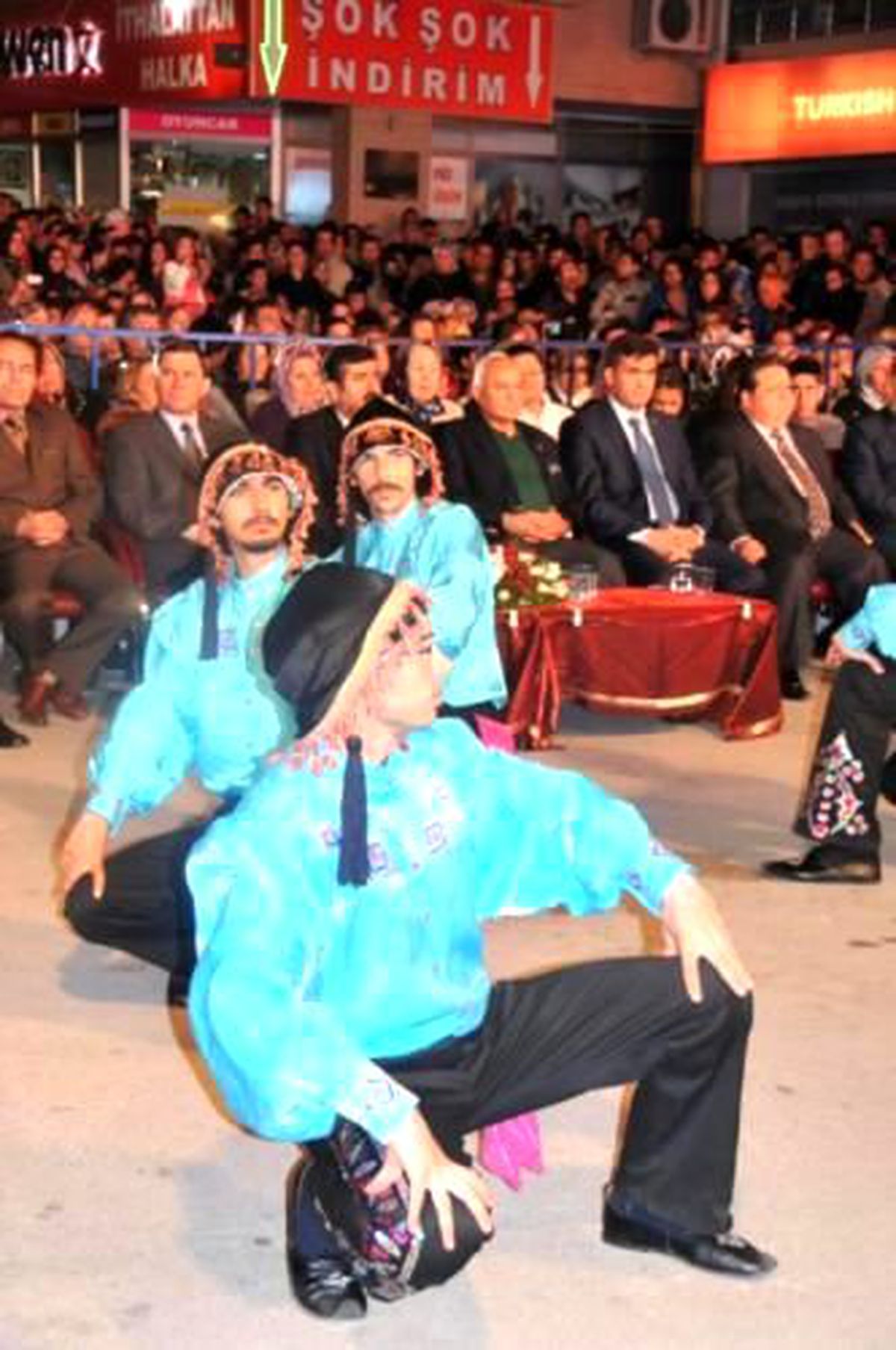 Chp, Valilikten Aldığı İzinle Çelenk Koydu (2)