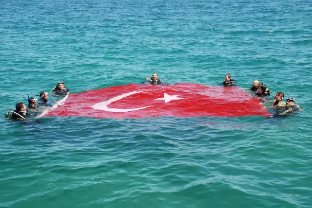 Deniz Altinda 19 Metre Turk Bayragi Son Dakika