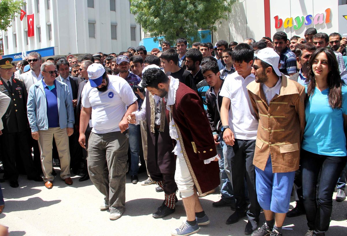 Deprem Bölgesi Van\'da 19 Mayıs Kutlamaları