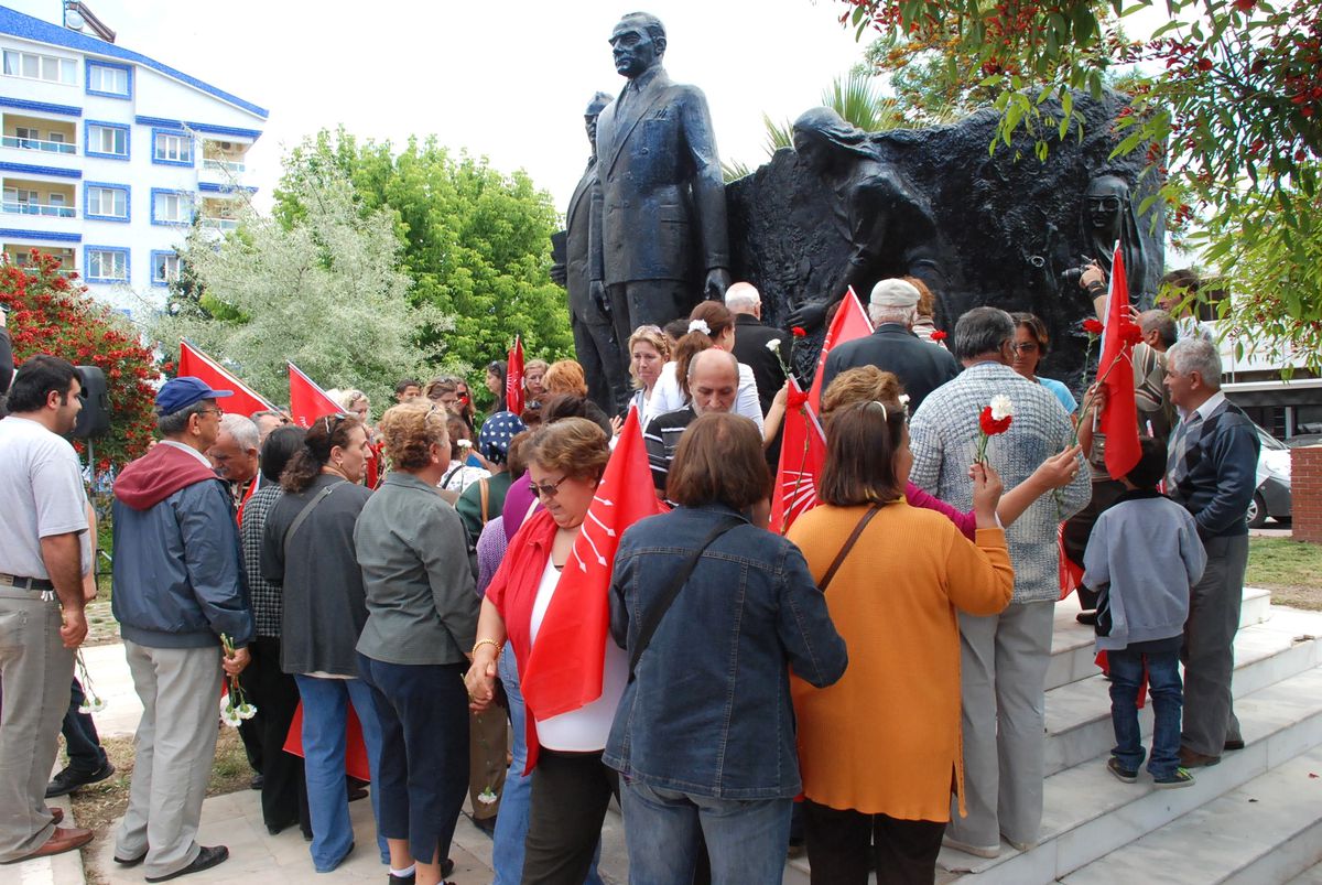 Didim CHP 19 Mayıs Karanfillerle Kutladı