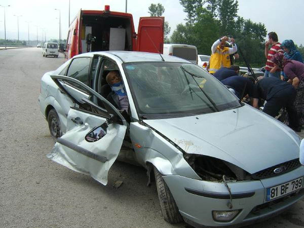 Düzce\'de Otomobil Refüje Çarptı: 2 Yaralı