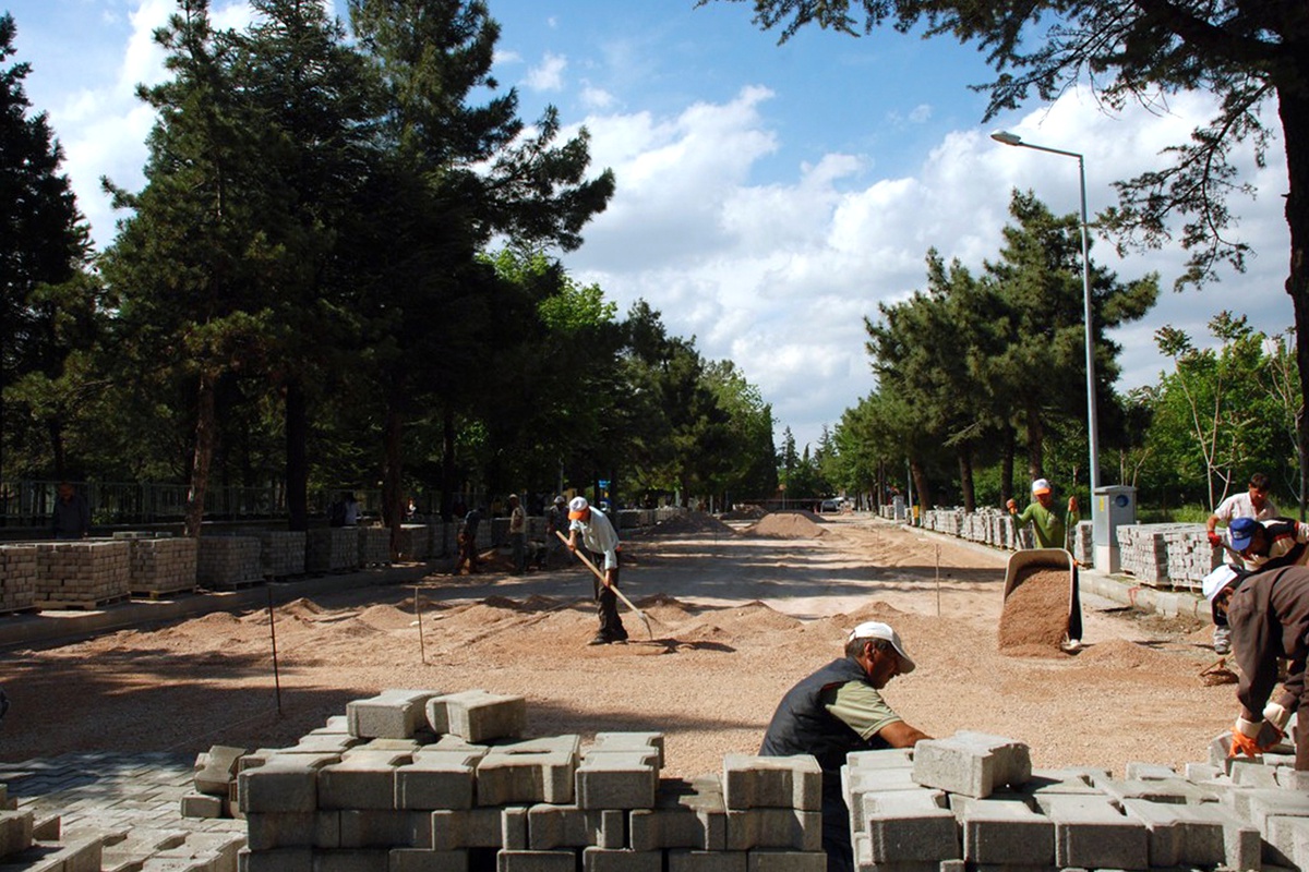 Gediz'de Özyurt Caddesi Kilit Parke Taşı ile Kaplanıyor