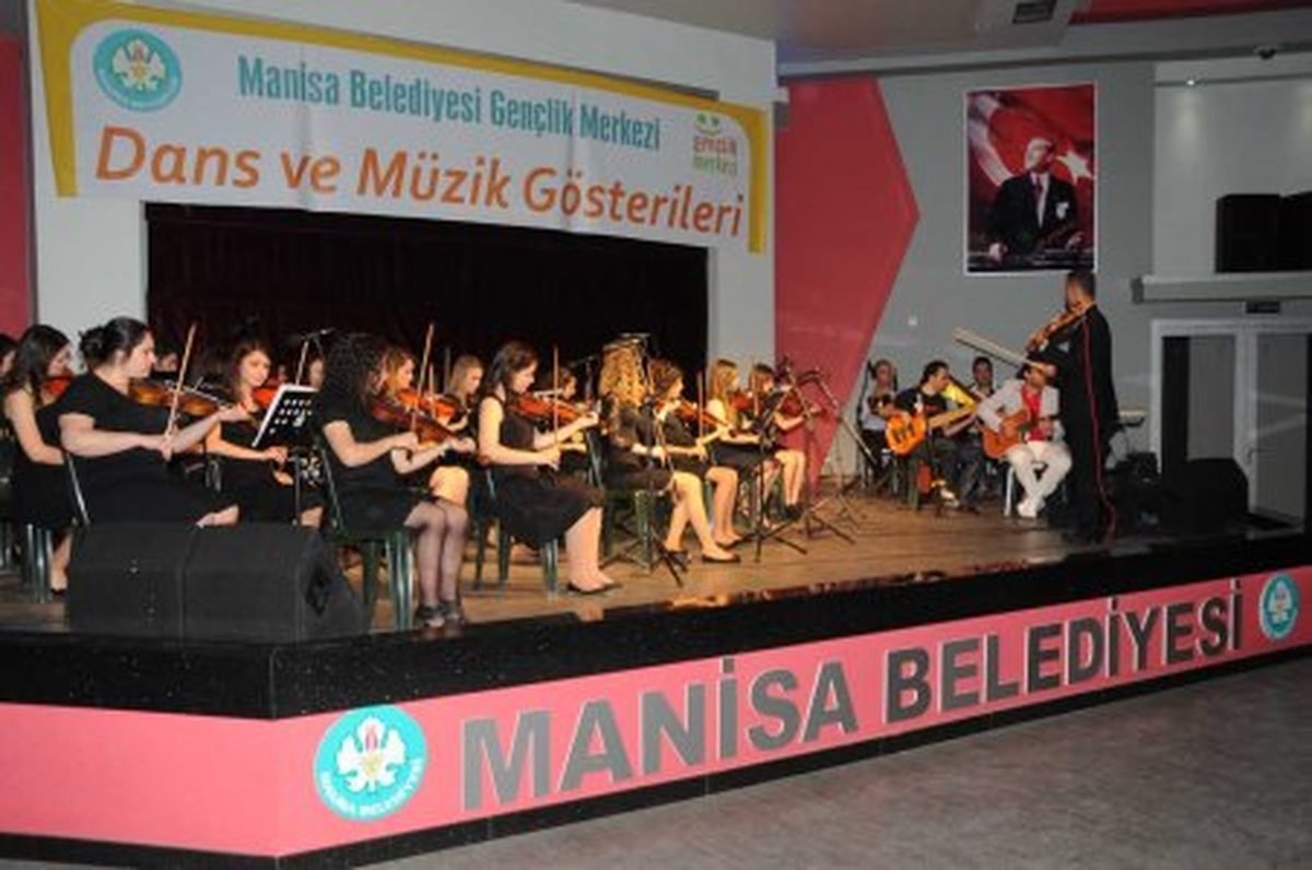 Gençler Müzik ve Danslarla Coştu
