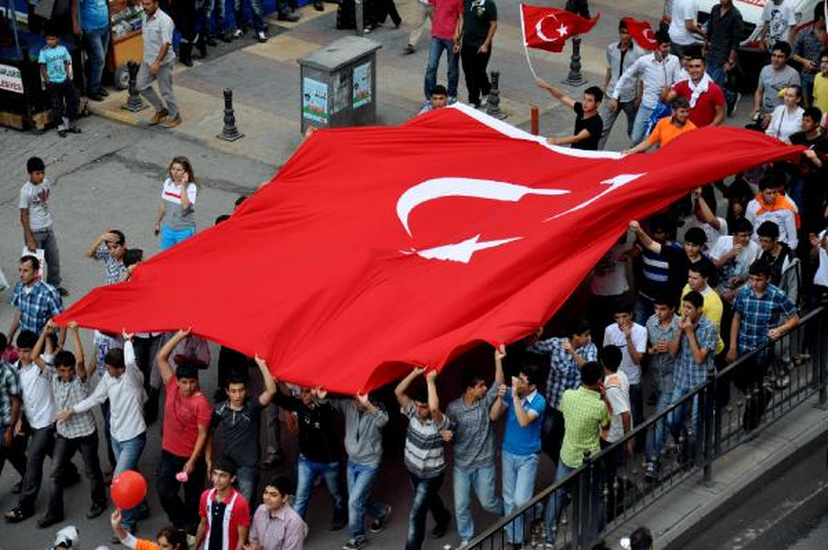 Gençlerin Tekbirli Bayraklı Yürüyüşü