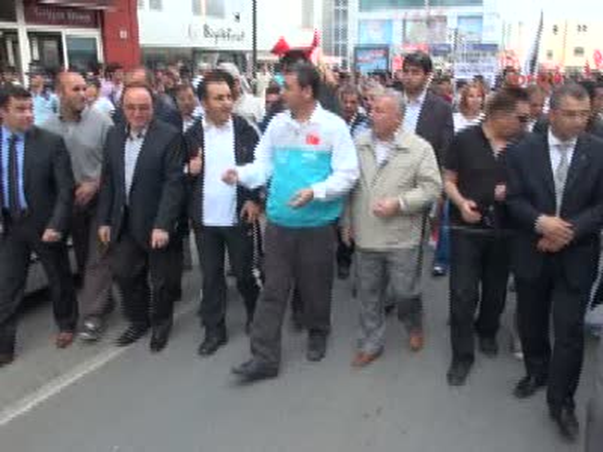 Gençlerin Tekbirli Bayraklı Yürüyüşü
