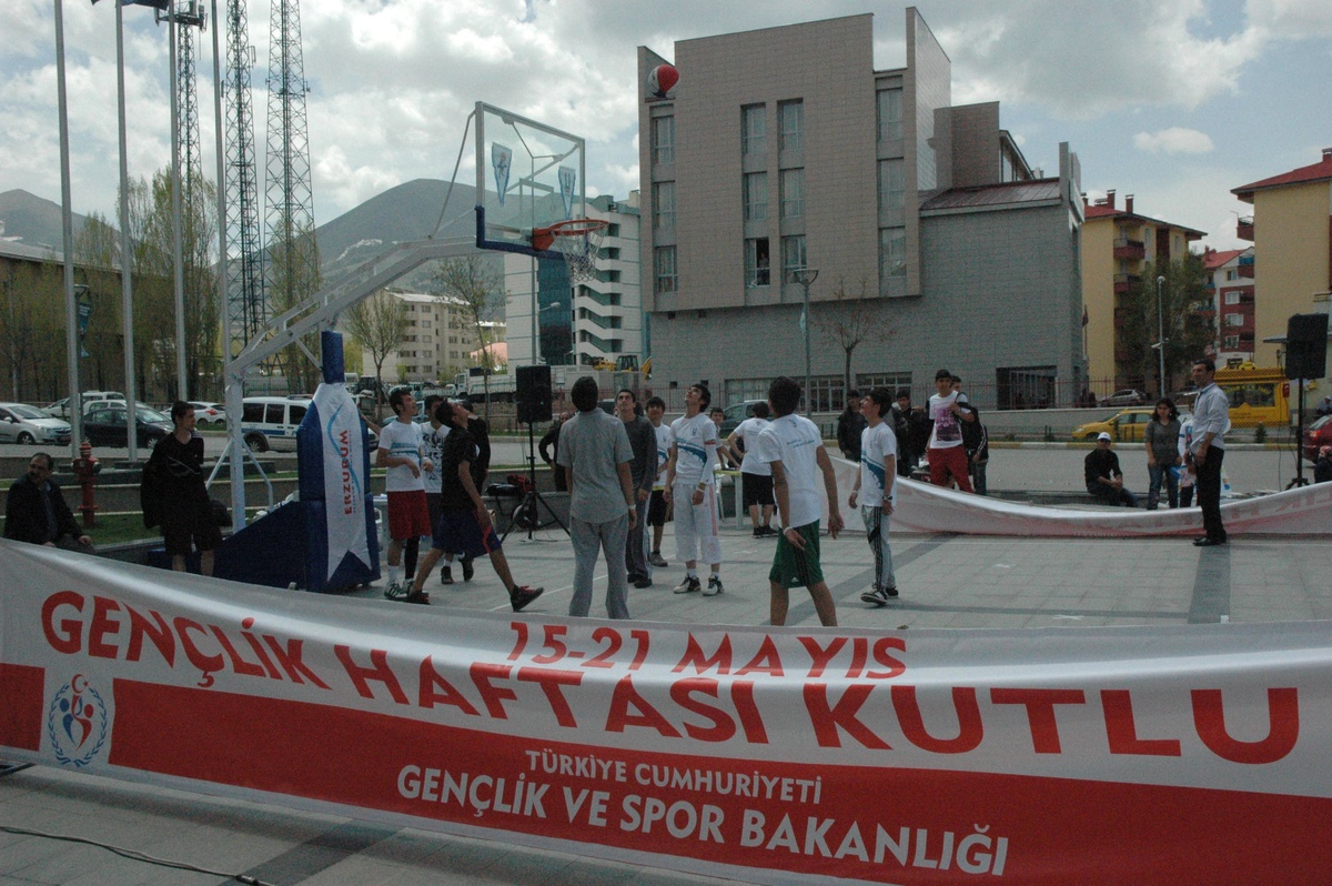 Gençlik Haftası Etkinlikleri Kapsamında Erzurum Avm Önünde Basketbol Turnuvası Düzenlendi