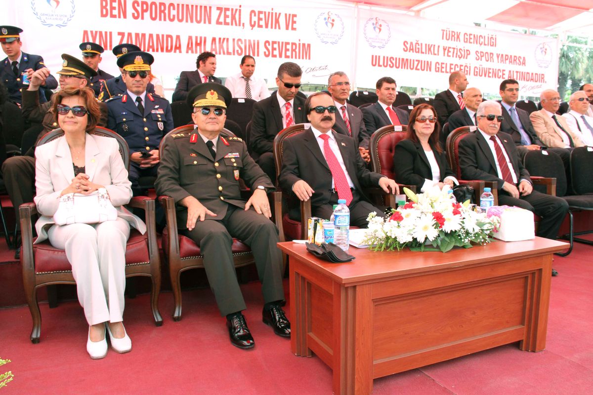 Güneş Altında \'Gazlı\' Kutlama