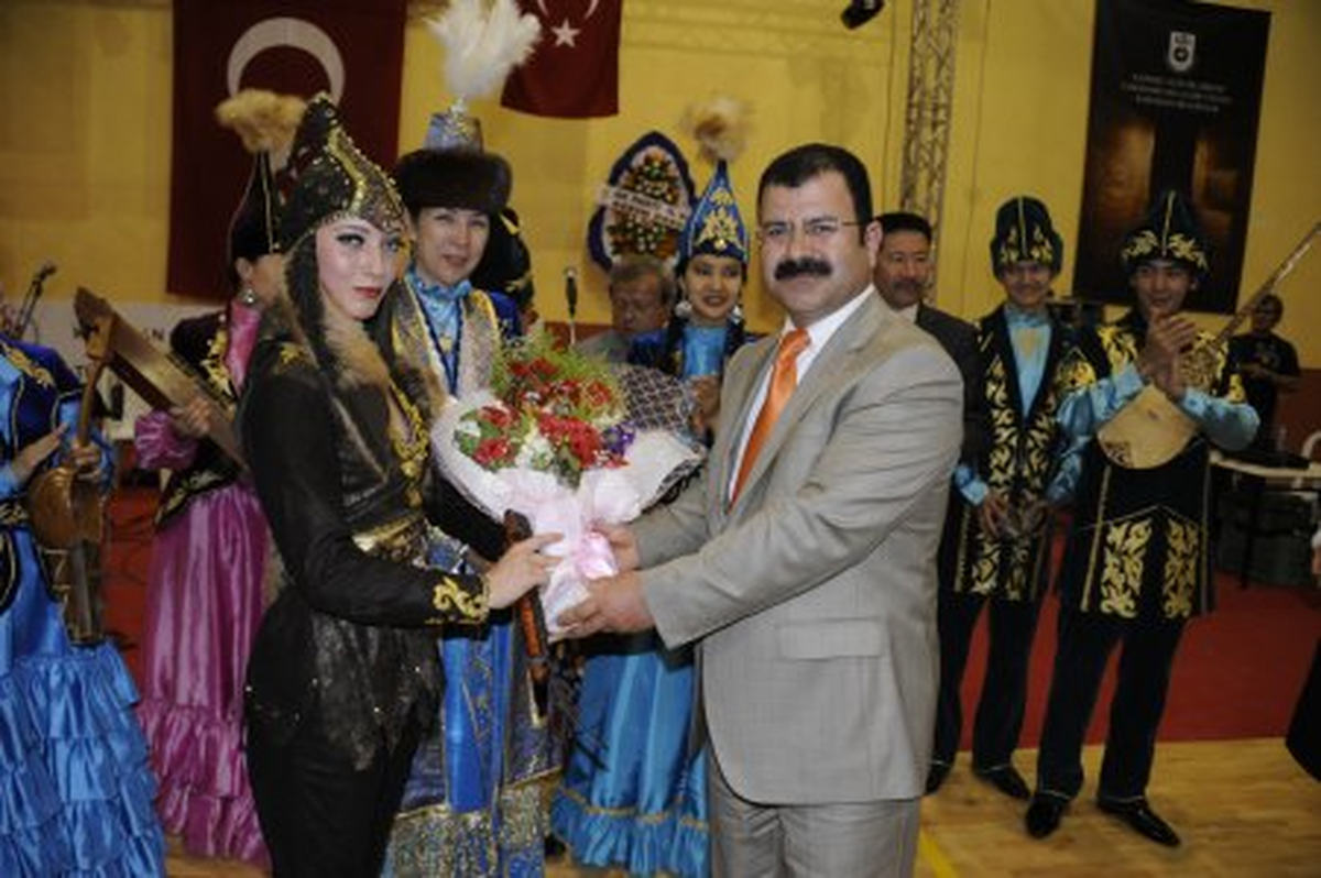 Halk Dansları Gösterisi Karamanlıları Coşturdu