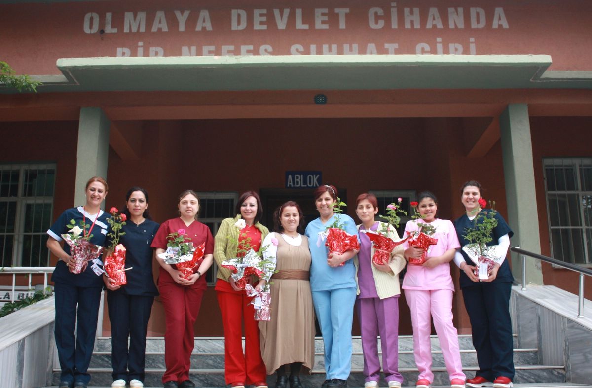 Hemşirelere Saksıda Gül Dağıtıldı