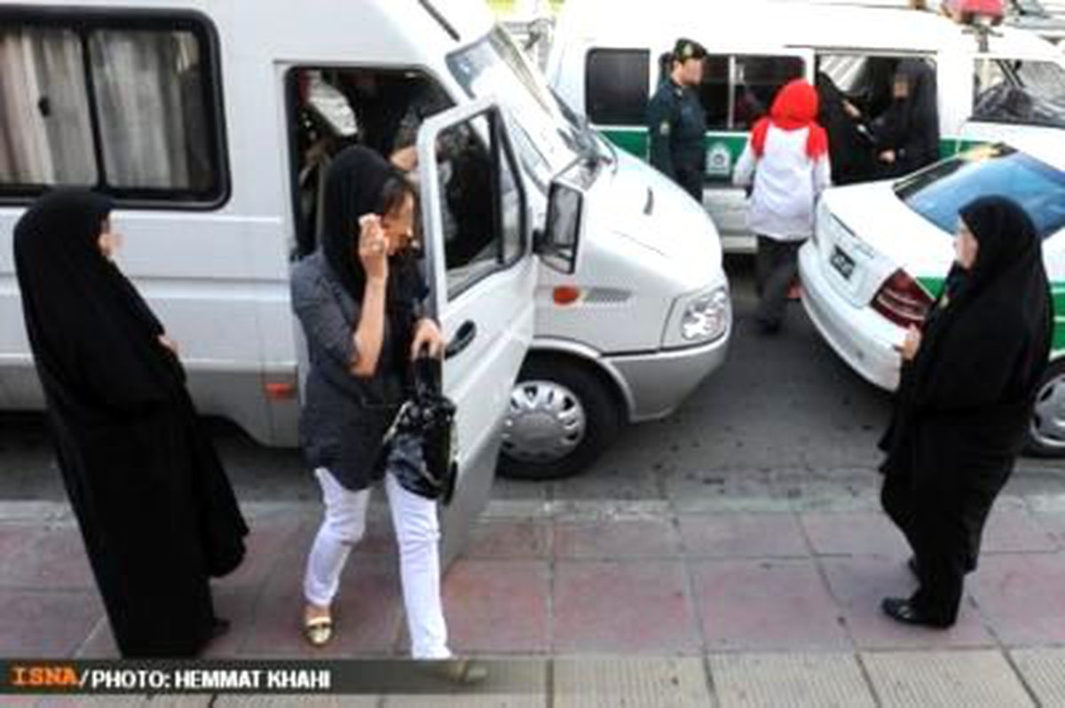 İran Polisi Kıyafet Avına Çıktı