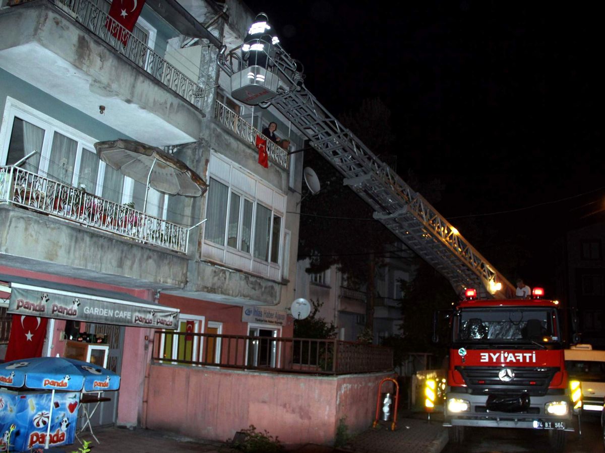 İtfaiyeden Kedi Kurtarma Operasyonu