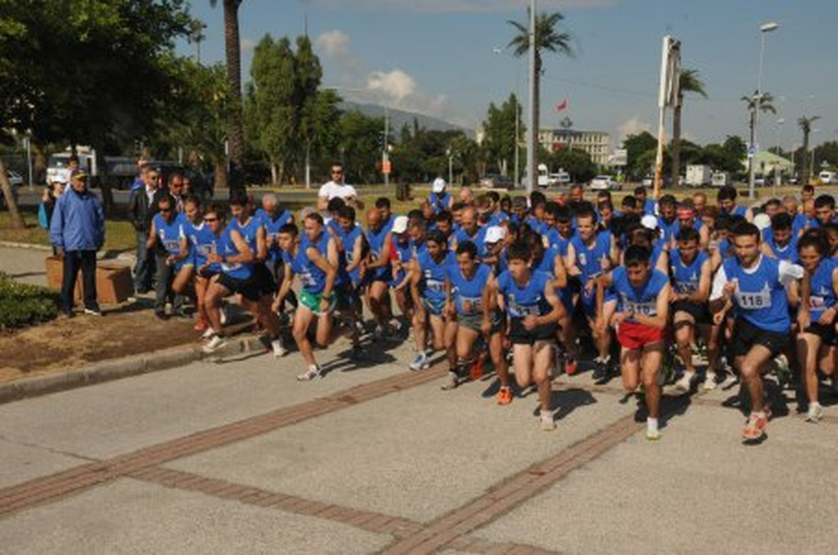 İzmir\'deki 19 Mayıs Koşusuna 138 Atlet Katıldı