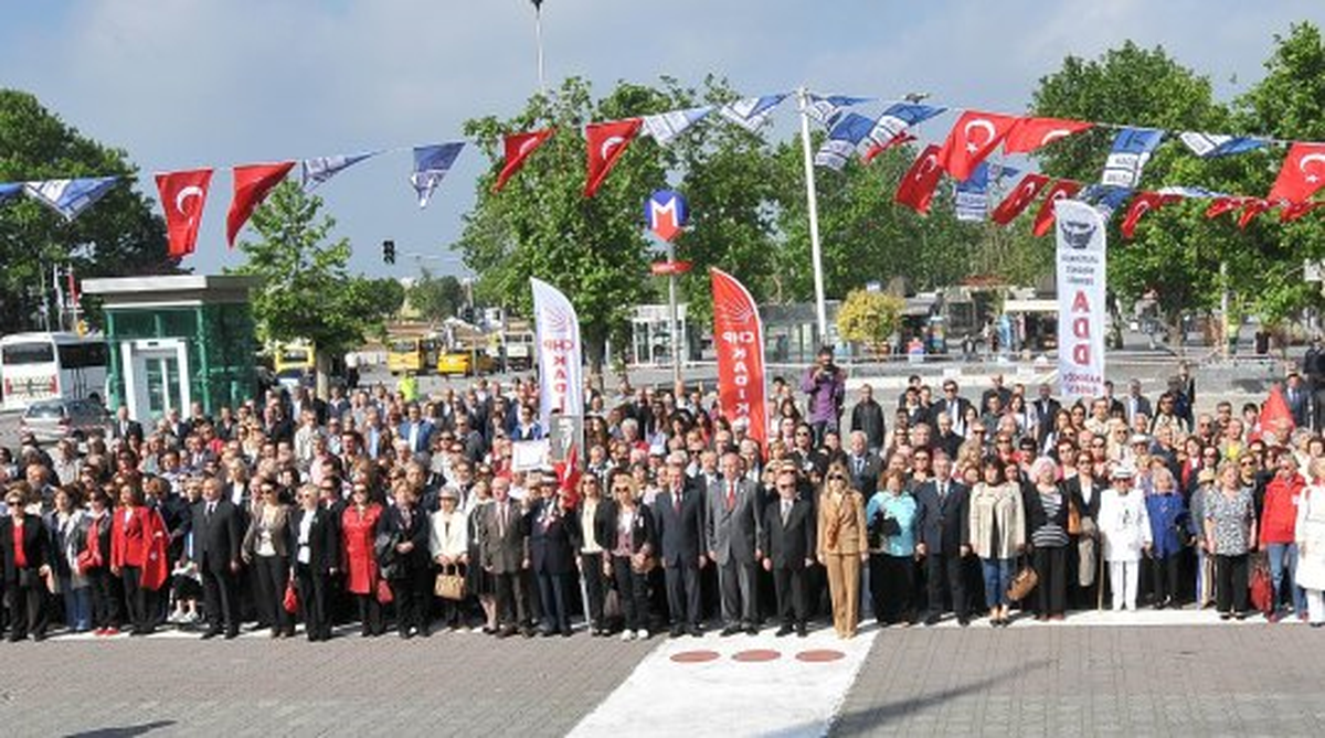 Kadıköy'de İki Ayrı Çelenk Koyma Töreni