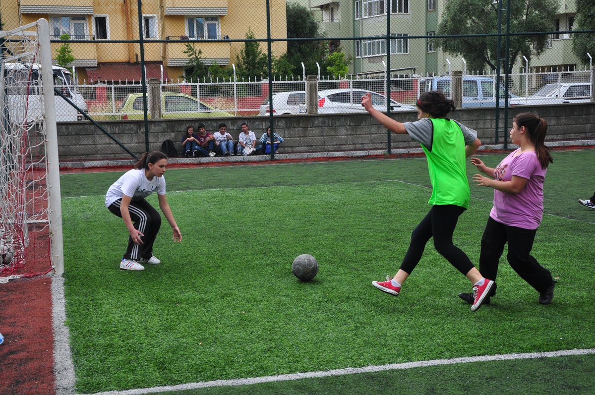 Kızlar Futbolda Kıyasıya Yarıştı