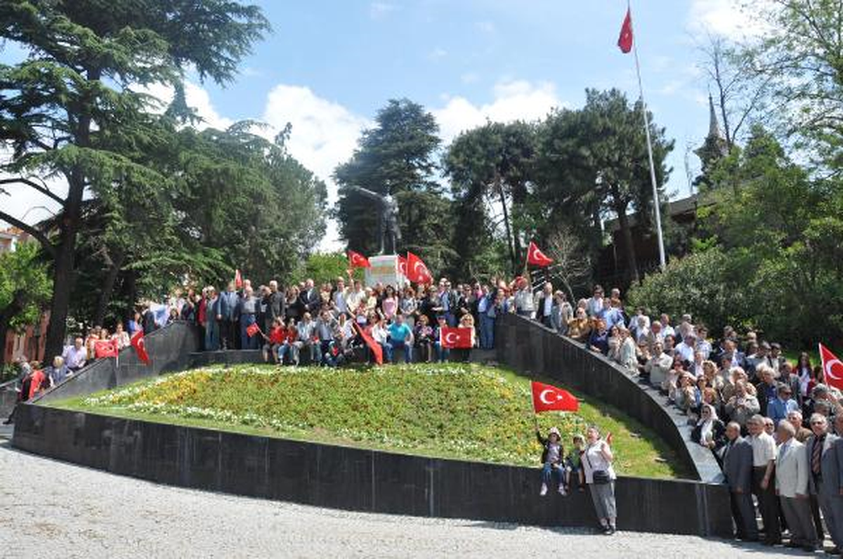 Kocaeli'de Resmi Törenlere Katılmayan CHP ve Stk'lardan Alternatif Kutlama