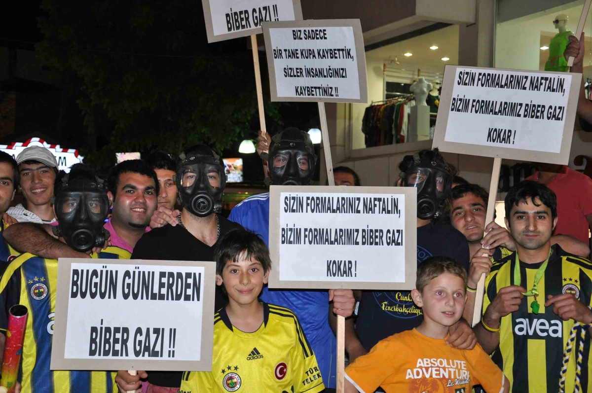 Kuşadası'nda Fenerbahçe'li Taraftarlardan İlginç Protesto