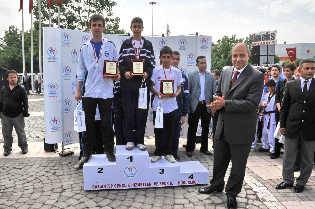 Masa Tenisi Turnuvasında Dereceye Girenler Ödüllendirildi