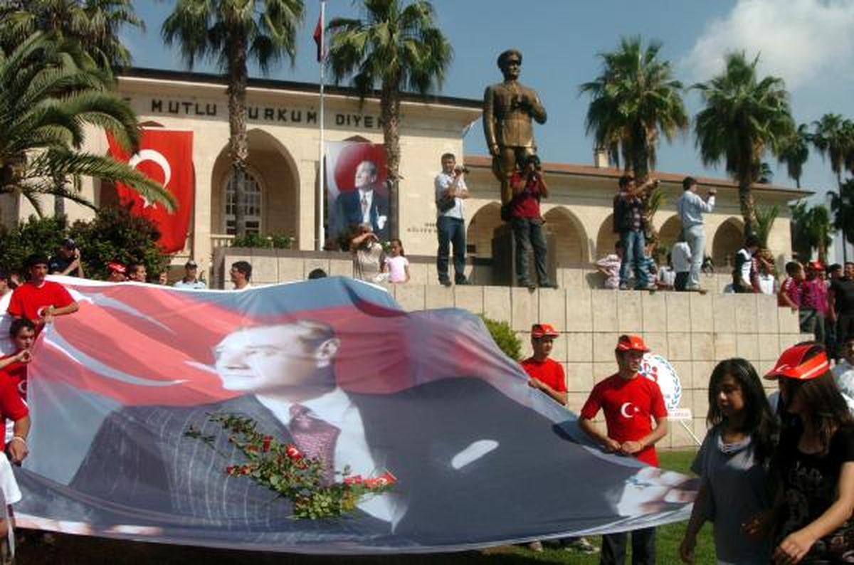 Mersin'de 19 Mayıs Kutlamalarında Çelenk Tepkisi