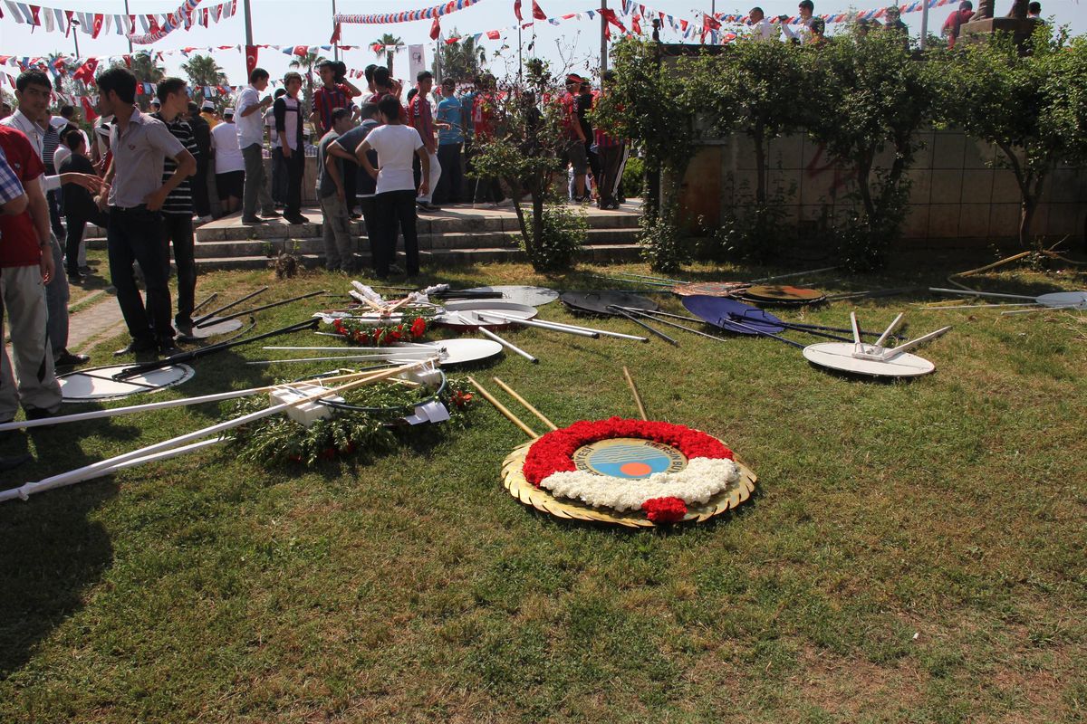 Mersin\'de Bayram Kutlamasında Çelenk Krizi