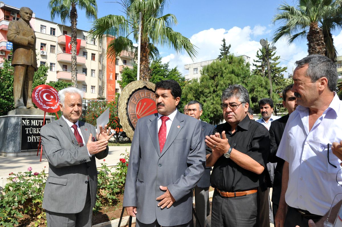 Mersin\'de CHP\'lilerin Çelenk İsyanı