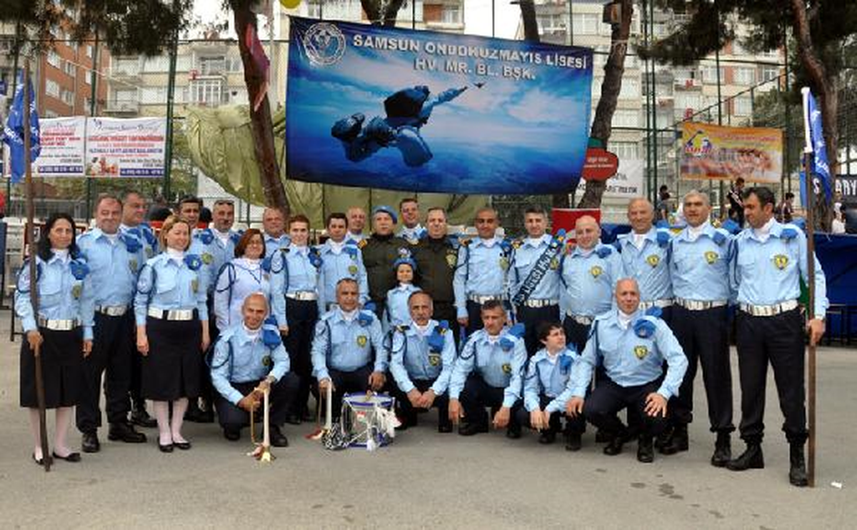 Mezun Oldukları Okula Yıllar Sonra Bando Kıyafetleriyle Geldiler