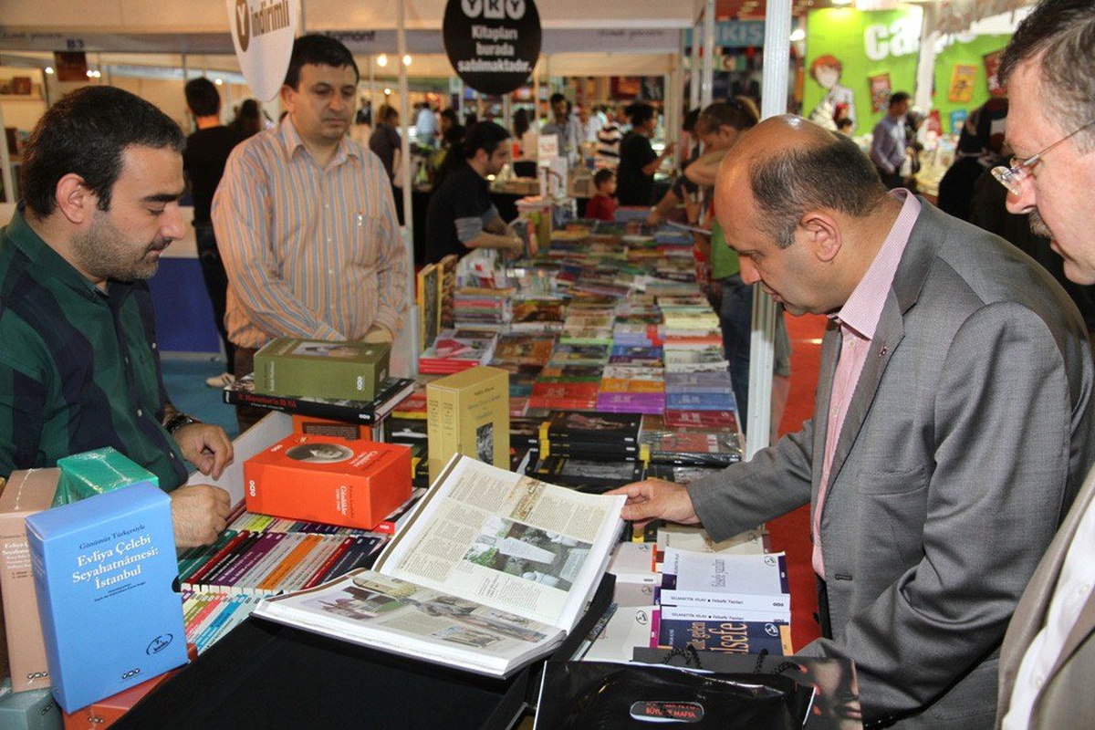 Milletvekilleri Kitap Fuarı'nı Ziyaret Etti