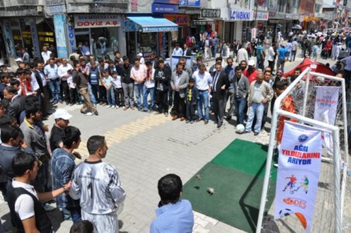 Penaltı Atışına Ağrı'lı Vatandaşlardan Büyük İlgi