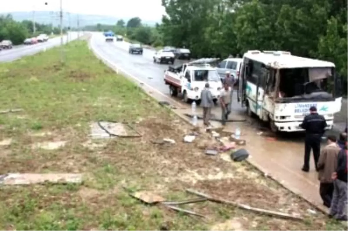 Piknikten Dönen Öğrencilerin Bulunduğu Midibüs Otobüsle Çarpıştı : 31 Yaralı