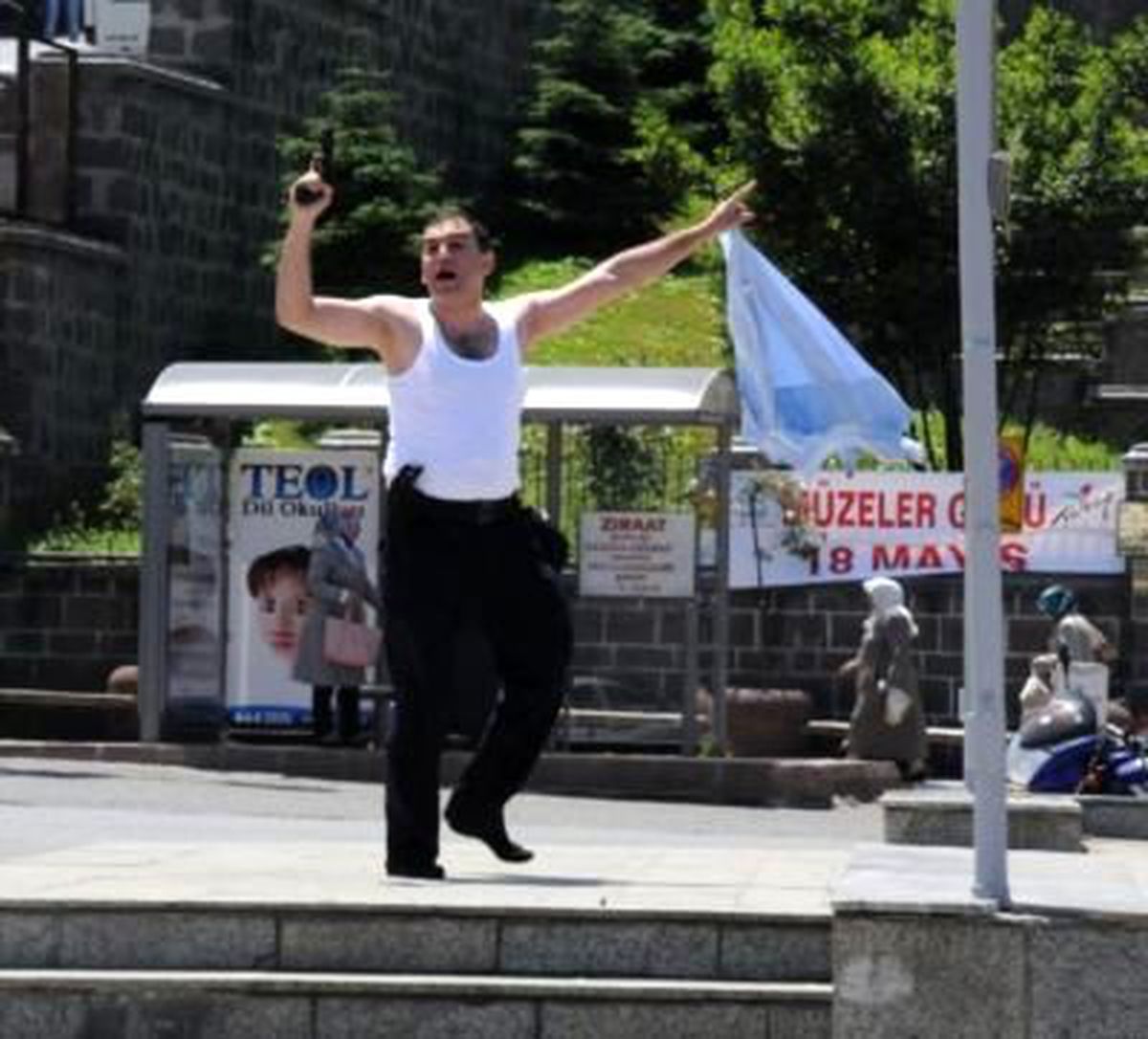 Polis Cinnet Getirip Havaya Ateş Açtı