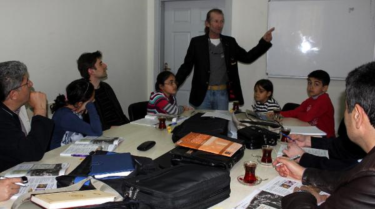 Profesör ile İlköğretim Öğrencisi Aynı Sınıfta İngilizce Öğreniyor
