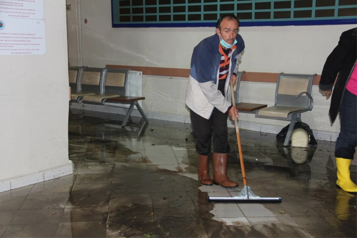 Sakarya\'da Sulara Gömülen Hastanede Temizlik Çalışmaları