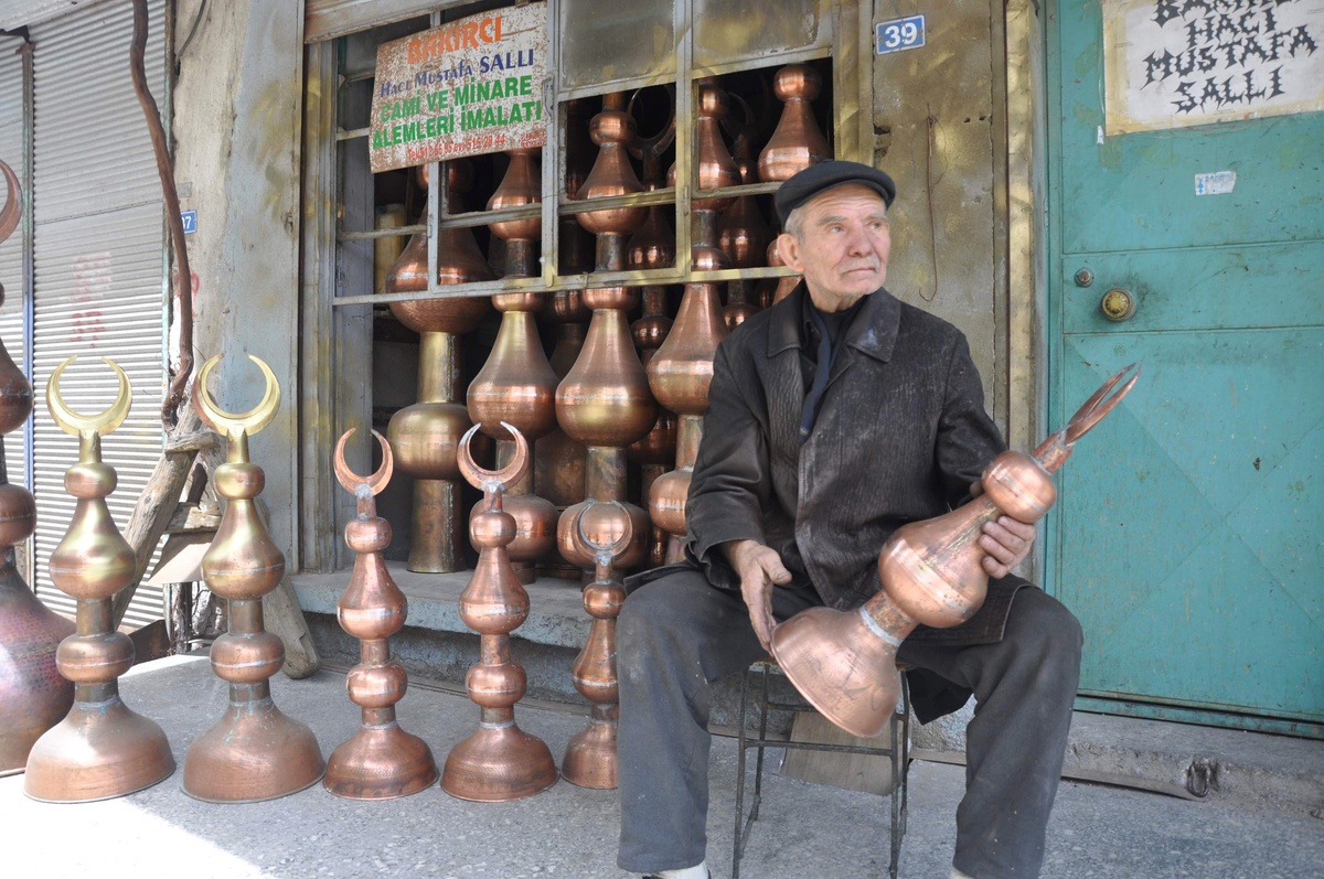 Sandıklılı Bakırcı Ustası Çalınan Saat Kulesi\'nin Alemleri Yerine Yenisini Yapacak