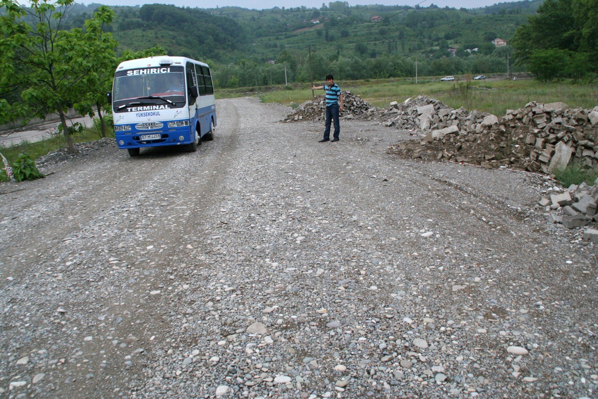 Şehir İçi Dolmuş Şoförlerinden Belediyeye Bozuk Yol Tepkisi