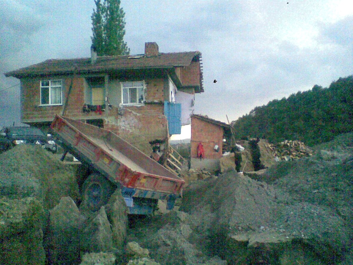 Sinop\'ta 2 Katlı Bina Heyelan Nedeniyle Kullanılamaz Hale Geldi