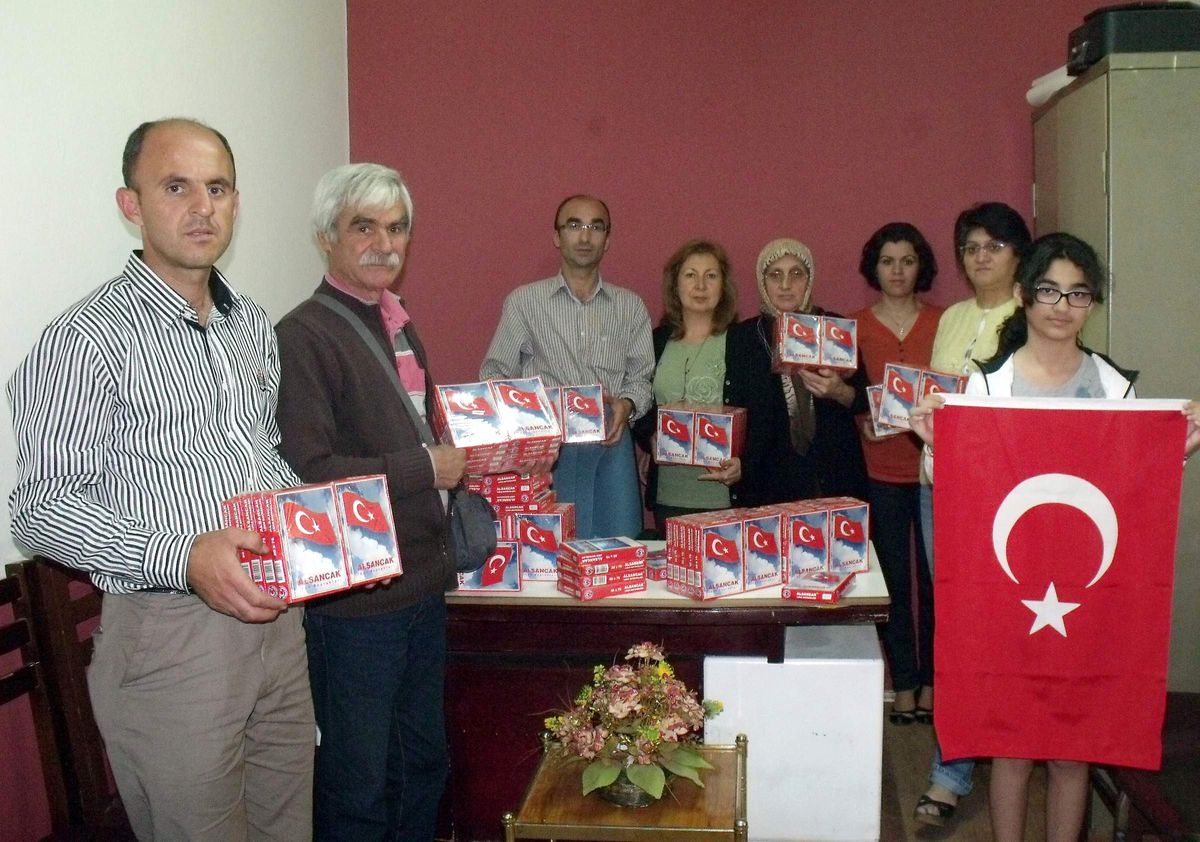 Sultanhisar CHP\'den Esnafa 200 Bayrak