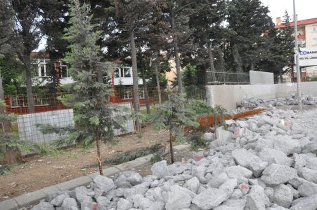 Tarihi Okulun Duvarını Yıktılar