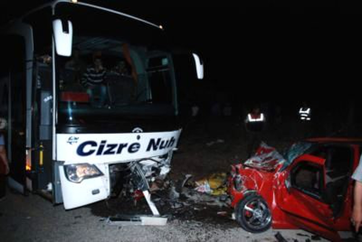 Ters Yöne Giren Otobüs Otomobili Biçti: 4 Ölü